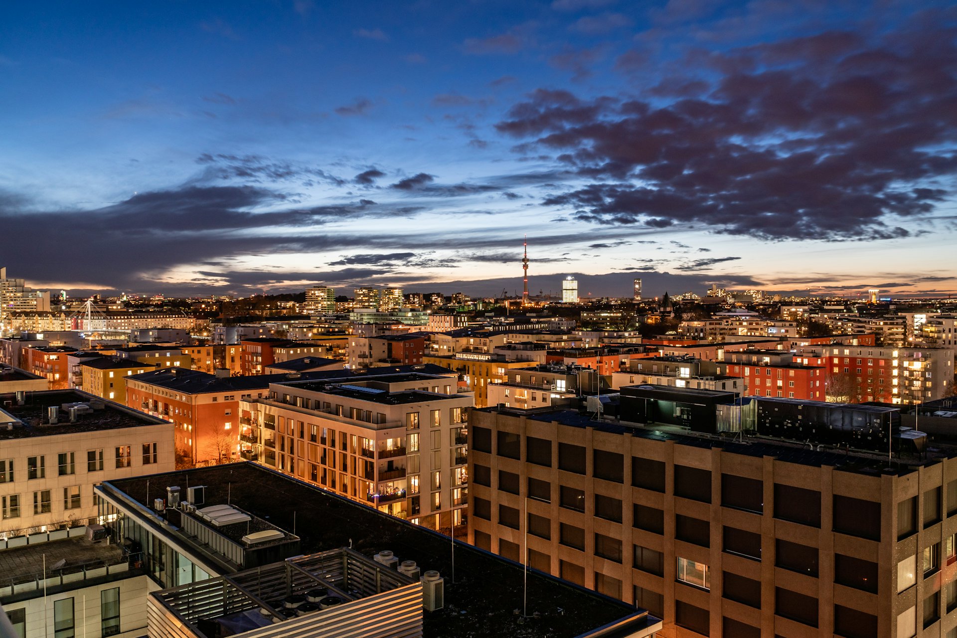 München-Skyline in der Abenddämmerung — M. Stahl Gebäudereinigung, tätig im Münchner Raum